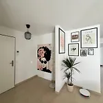 公寓 Stilvolles, Modernes Mit Sonnen-balkon