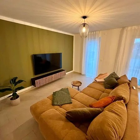 Stilvolles, Modernes Mit Sonnen-balkon