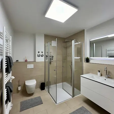 Apartment Stilvolles, Modernes Mit Sonnen-balkon *