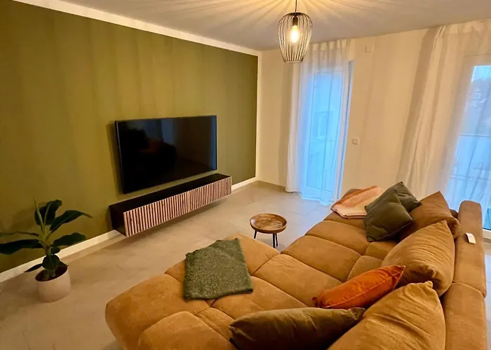 Stilvolles, Modernes Mit Sonnen-balkon